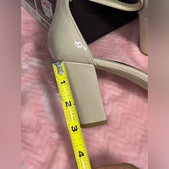 Pierre Dumas 8.5 beige strappy sandal 8.5 w/ 3” heel - Picture 2 of 9